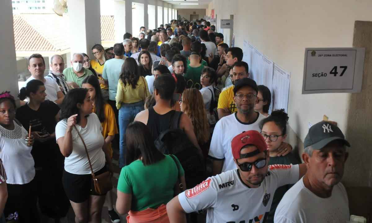 Longas filas marcam manhã de votação na Grande BH - Gladyston Rodrigues/EM/D.A Press