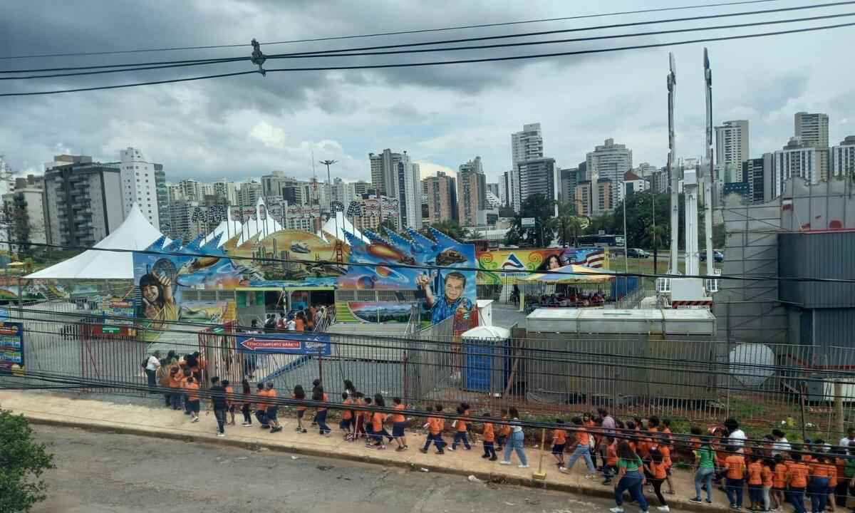 VÍDEO: chuva de granizo provoca correria de crianças em parque de diversões - Reprodução/ Redes Sociais