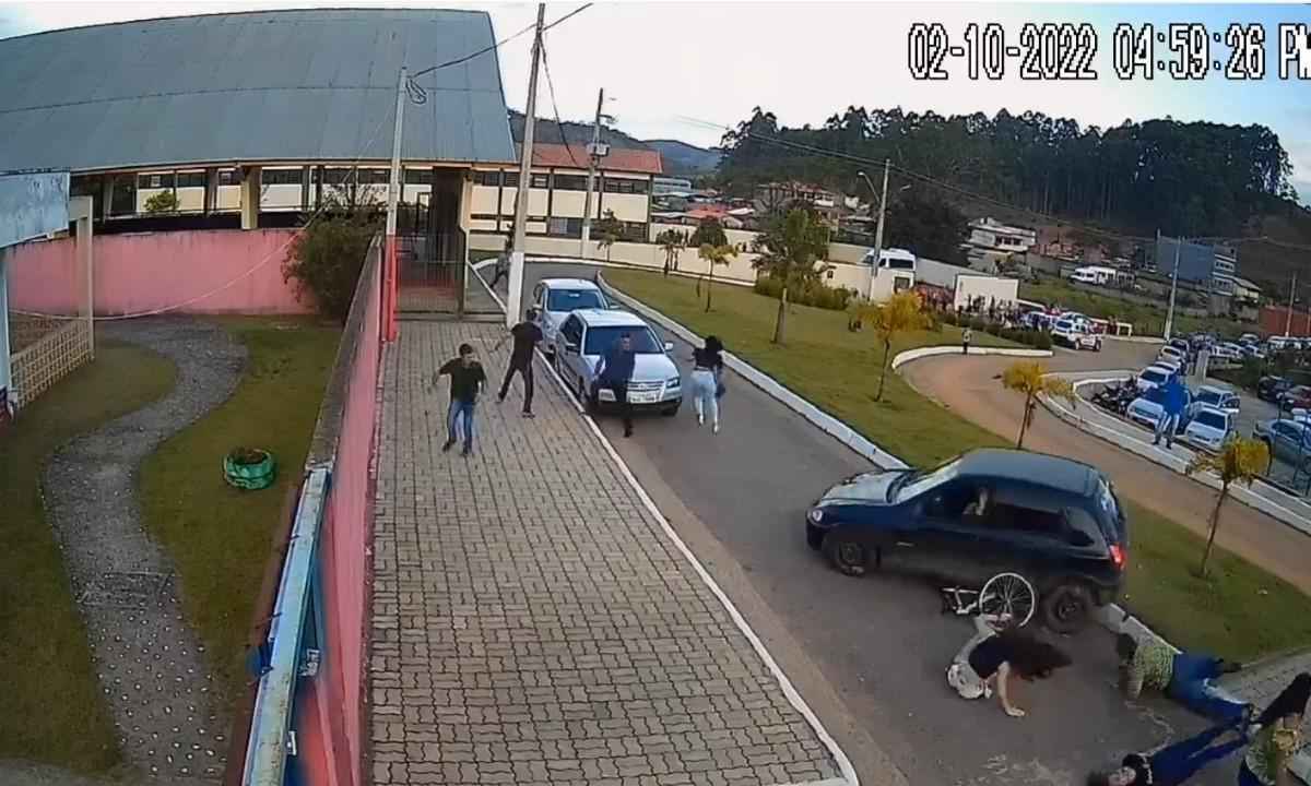 Vídeo: carro desgovernado passa por cima de menino e atropela pedestres  - Câmera de monitoramento/Reprodução