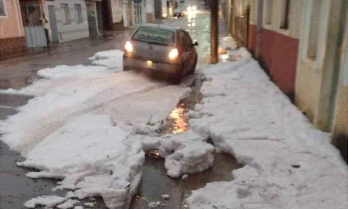 Vídeo: ruas de Alto Rio Doce ficam cobertas de gelo após forte chuva - Redes Sociais/Reprodução