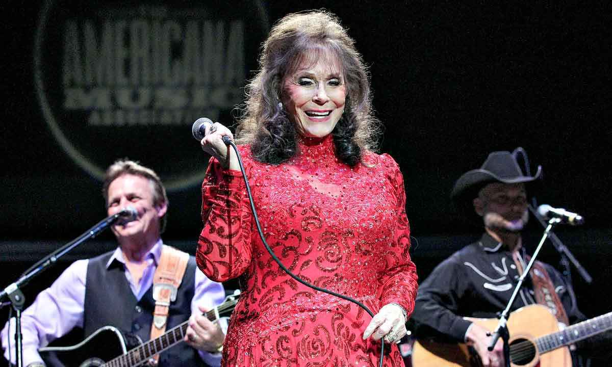 Mundo dá adeus a Loretta Lynn, 90, a voz da mulher na música country