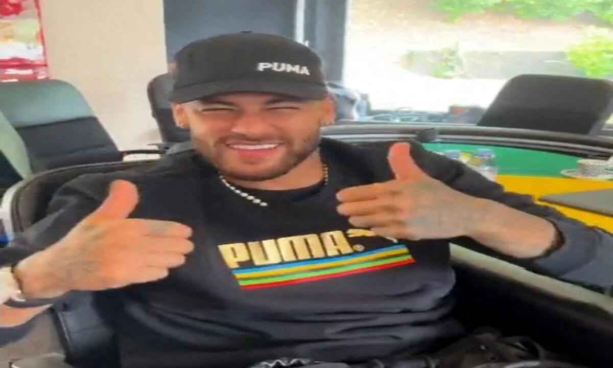 Cineasta critica patrocínio de Budweiser a Neymar após apoio a Bolsonaro - AFP PHOTO / Official Twitter account of Brazilian Minister of Communications Fabio Faria