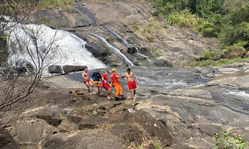 Bombeiros resgatam homem em estado grave após queda em cachoeira - CBMMG / Divulgação