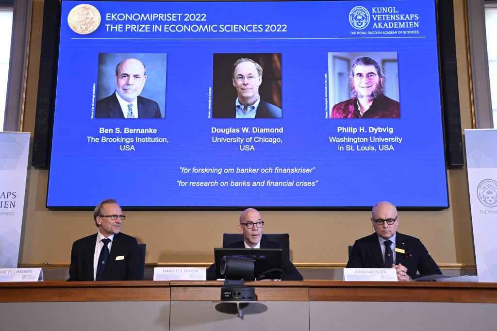 Americanos Ben Bernanke, Douglas Diamond e Philip Dybvig ganham o Nobel de Economia - Anders WIKLUND / TT NEWS AGENCY / AFP