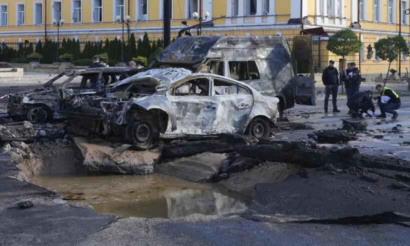 Após sofrer ataque na Crimeia, Rússia contra-ataca com mísseis na Ucrânia - AP Photo/Efrem Lukatsky