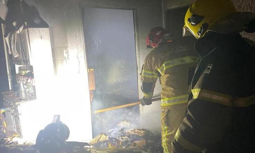 Homem coloca fogo na casa da namorada após agredi-la com socos e empurrões - Corpo de Bombeiros de Araxá/Divulgação