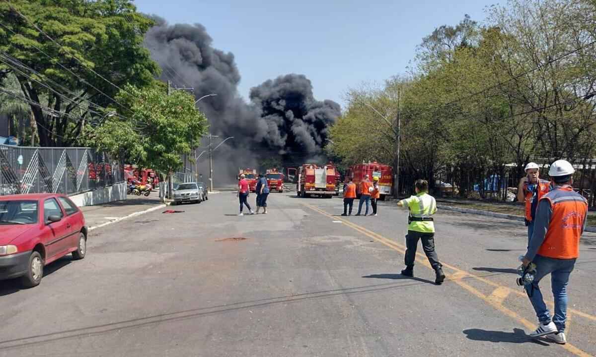 Prefeitura de Contagem embarga empresa após incêndio desta terça-feira - Edesio Ferreira/EM/D.A Press