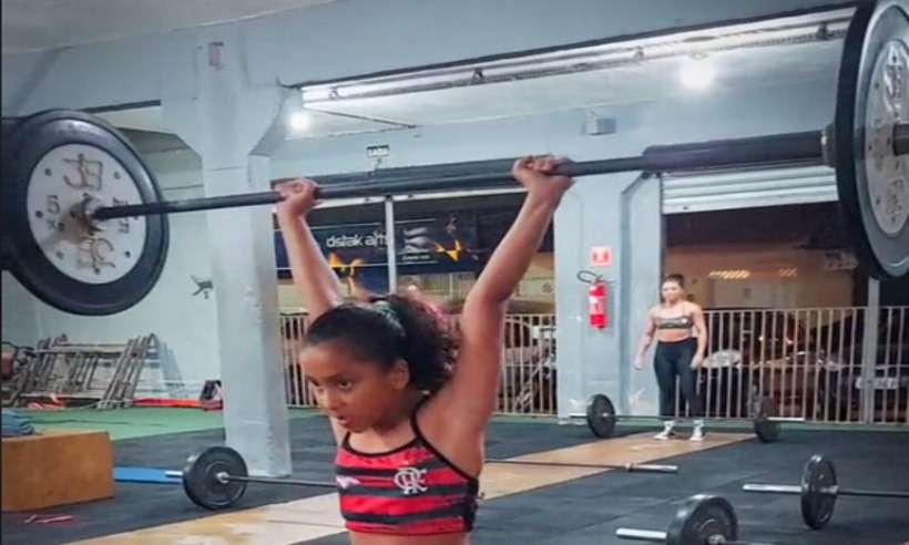 Menina de 10 anos ergue peso maior que ela; criança pode fazer crossfit? - Instagram/Reprodução 