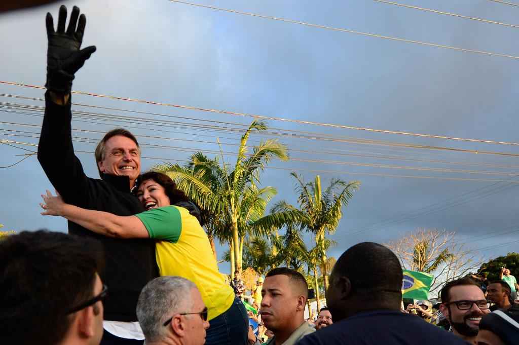 Bandeira do Brasil substitui material de campanha em SC e vira selo de bolsonarismo - AFP