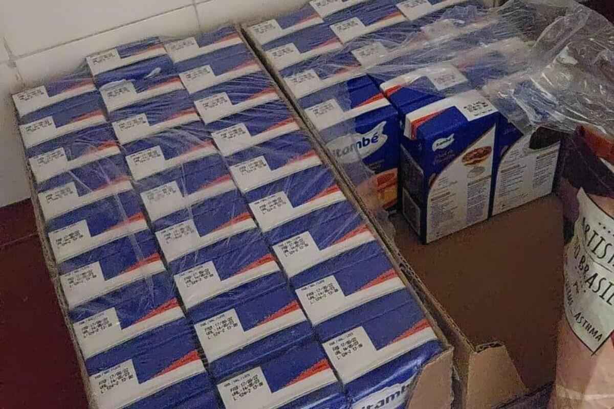 Família compra 54 caixas de leite condensado na promoção e viraliza  - Arquivo pessoal