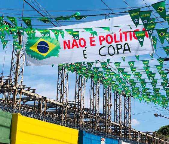 Moradores de BH decoram rua para Copa e avisam: 'Não é política' - Reprodução/Instagram