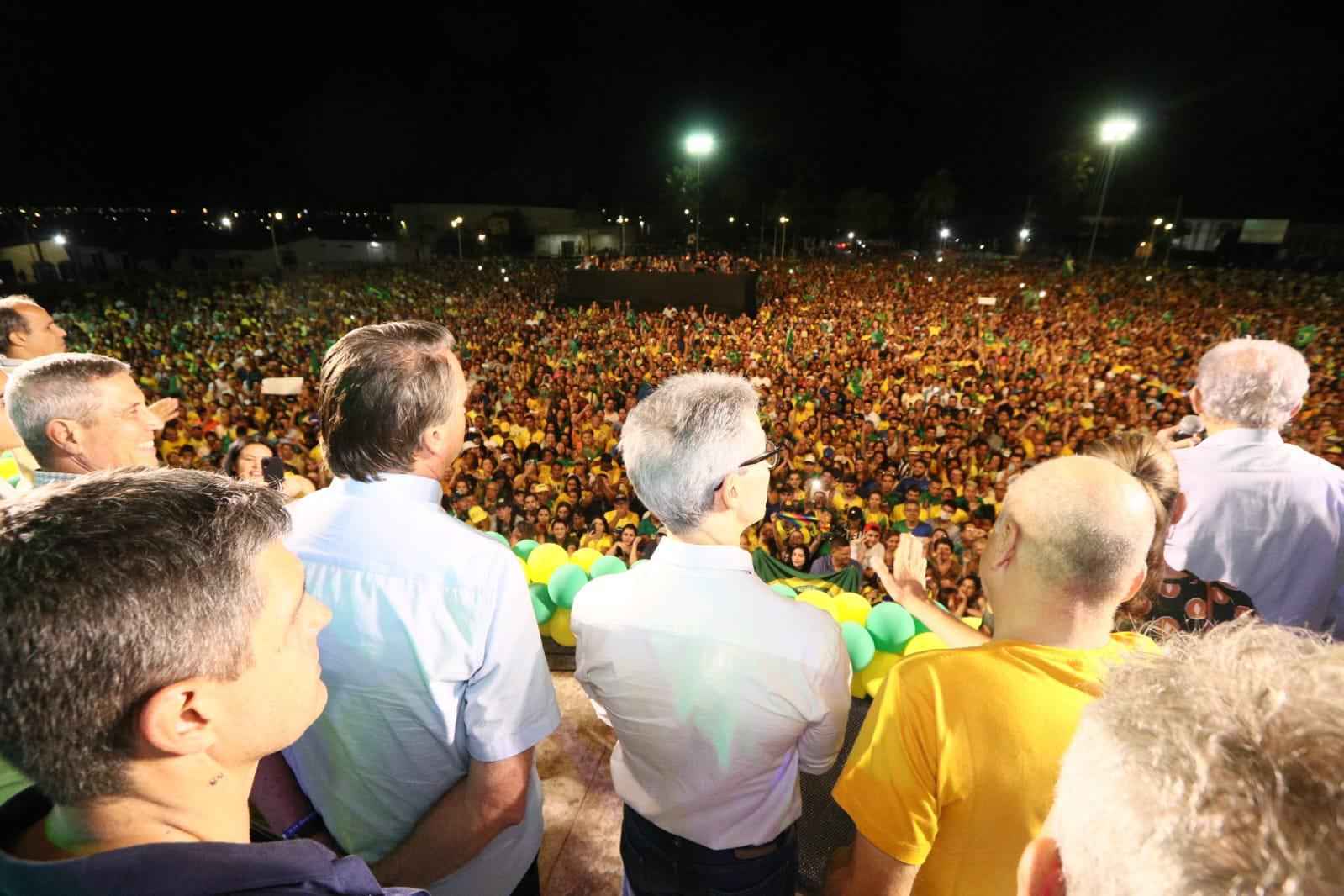 Bolsonaro faz afago a prefeitos em Montes Claros - Solon Queiroz/divulgação