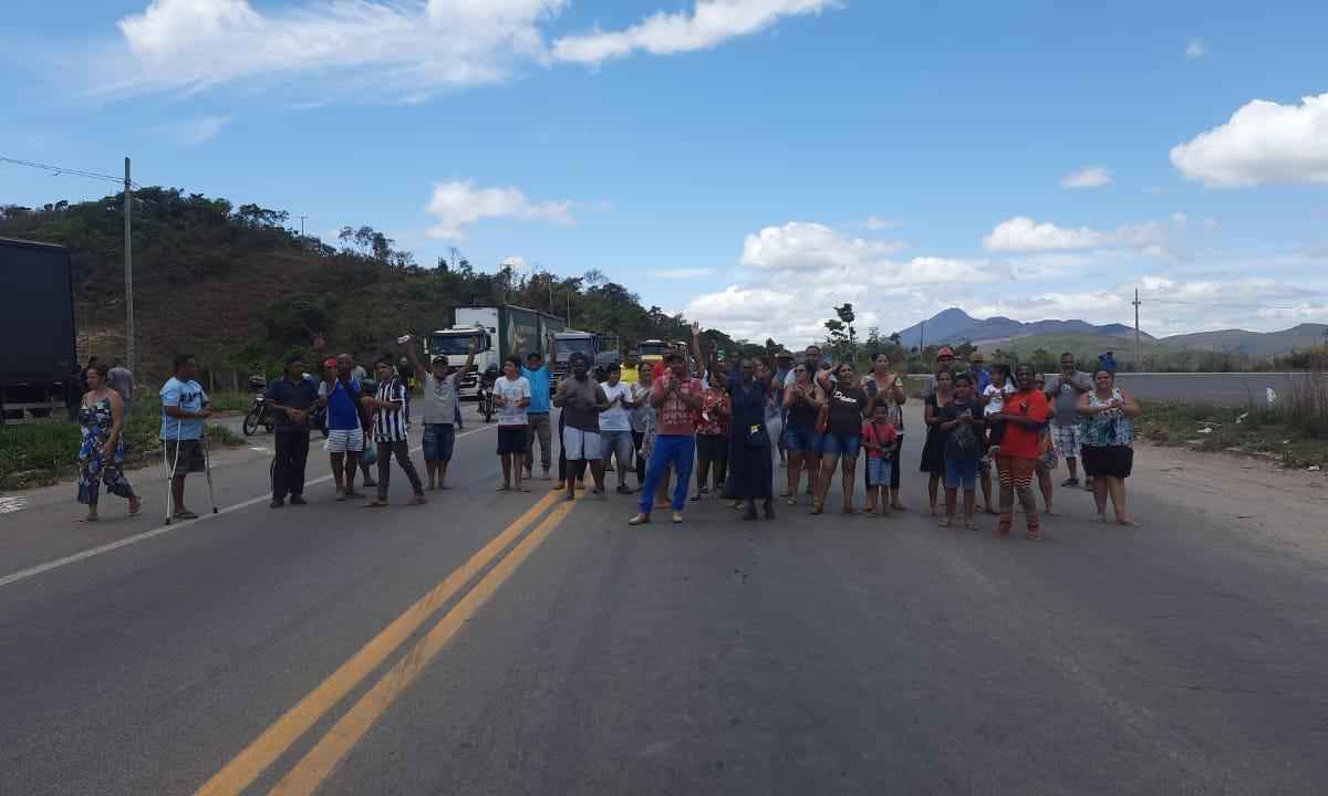 Moradores fecham BR-381 em protesto por passarela - PRF/Divulgação