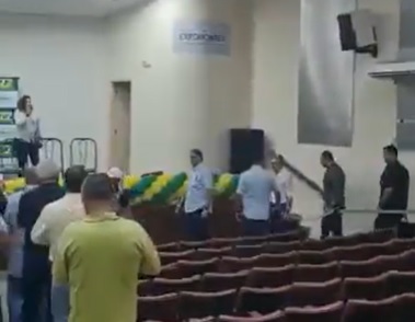 Vídeo de Bolsonaro em auditório com cadeiras vazias viraliza - Reprodução