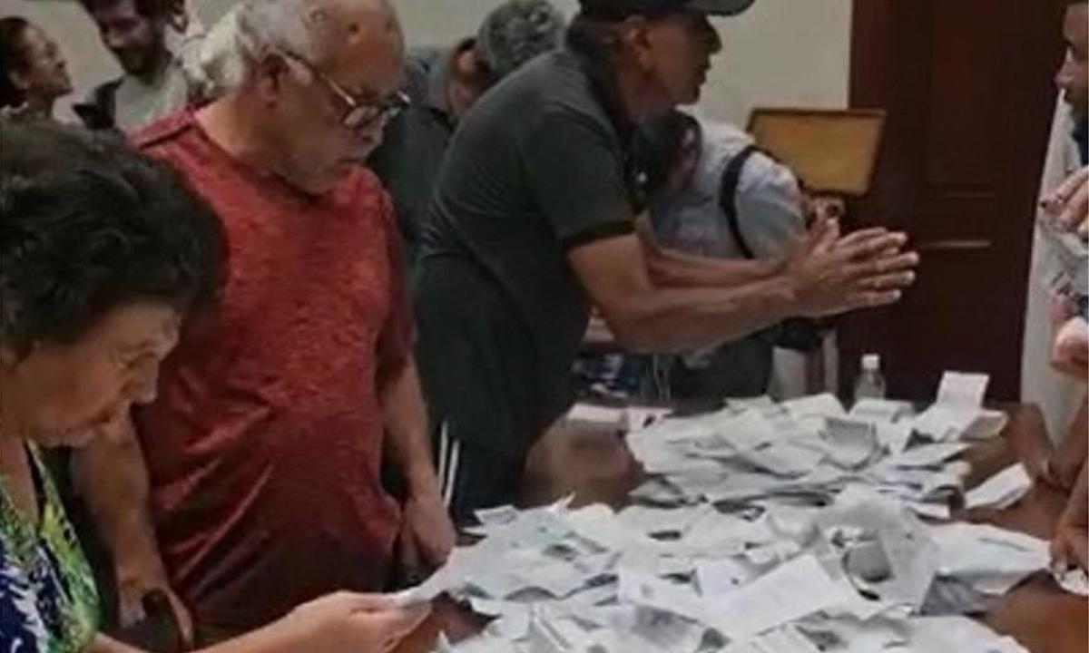 Manifestantes são atingidos por gás de pimenta em protesto contra Saneouro - Reprodução