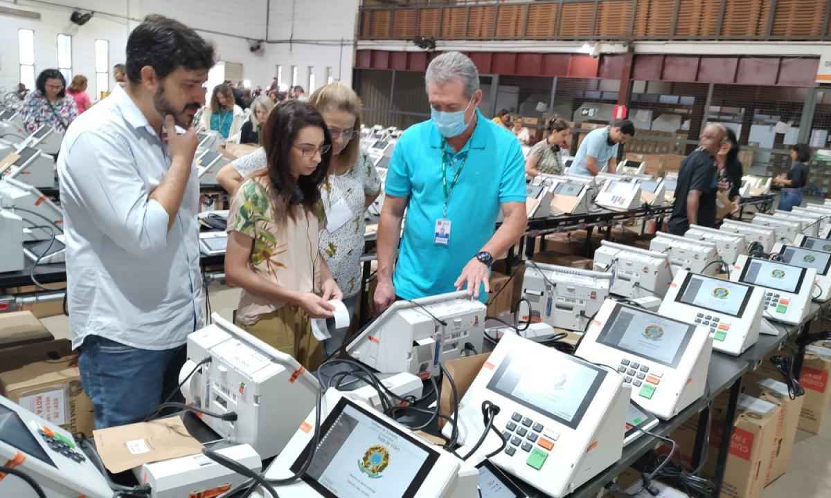 Urnas eletrônicas de BH são carregadas e lacradas para o 2º turno - Jair Amaral/EM/D.A. Press