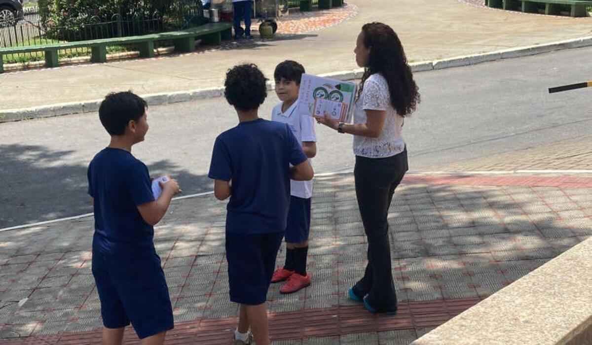 Crianças de colégio em BH fazem campanha sobre coleta de fezes dos pets - Colégio Santa Dorotéia/Divulgação