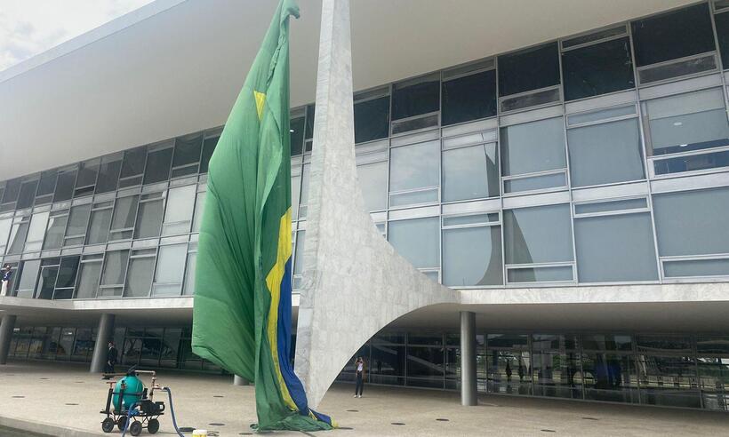 Bandeira colocada no Planalto a pedido de Bolsonaro rasga após vento forte - Redes Sociais/Reprodução