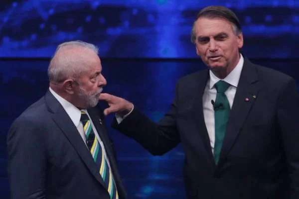 Bolsonaro sobre Lula ter faltado debate: 'Ladrão fugiu' - AFP/REPRODUÇÃO