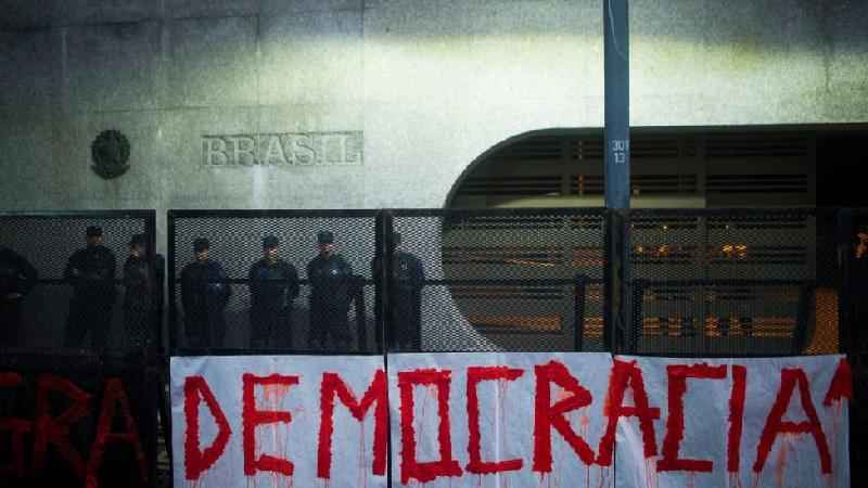 Limbo entre democracia e autoritarismo é pior modelo para economia, aponta estudo - Getty Images