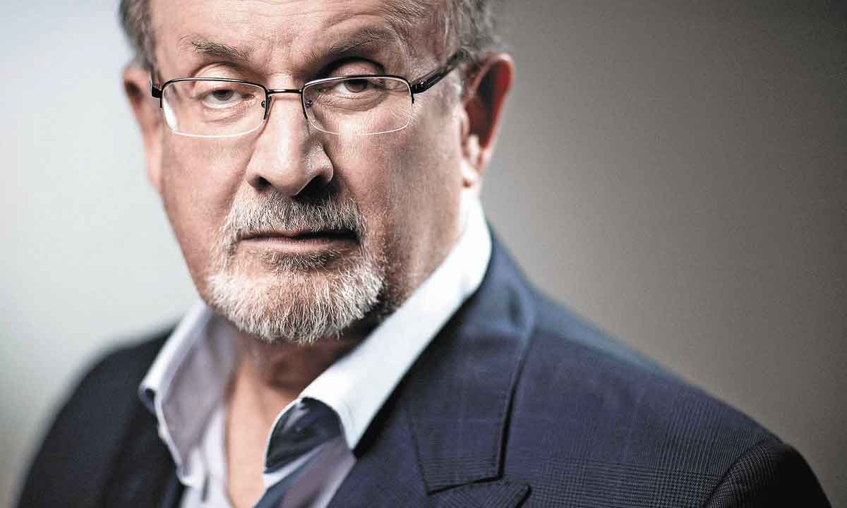 Salman Rushdie perdeu um olho e o movimento de uma das mãos  - JOEL SAGET / AFP - 10. set.2018