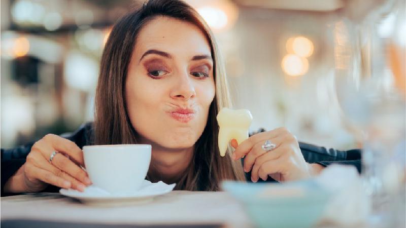 É melhor escovar os dentes antes ou depois de tomar café? Como evitar manchas - Getty Images