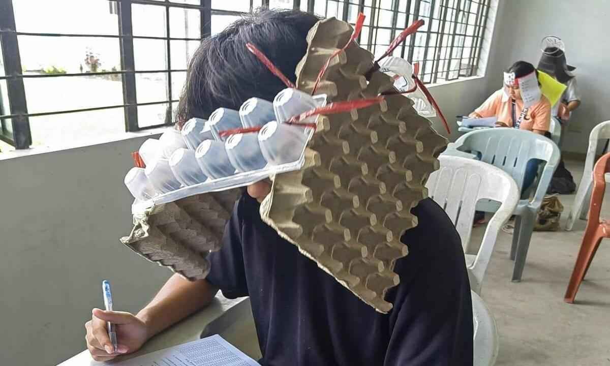 Chapéus  'anti-cola' com caixas de ovos e papelão viram moda nas Filipinas - BBC News/Reprodução