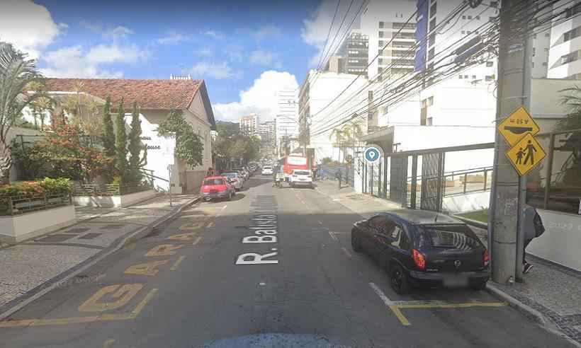 Vídeo: Homem é flagrado se masturbando próximo de escola - Google Street View
