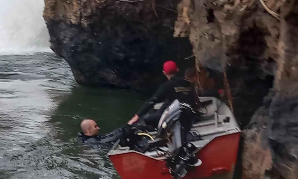 Corpo de estudante é resgatado no Rio Pandeiros, em Januária - Corpo de Bombeiros/divulgação