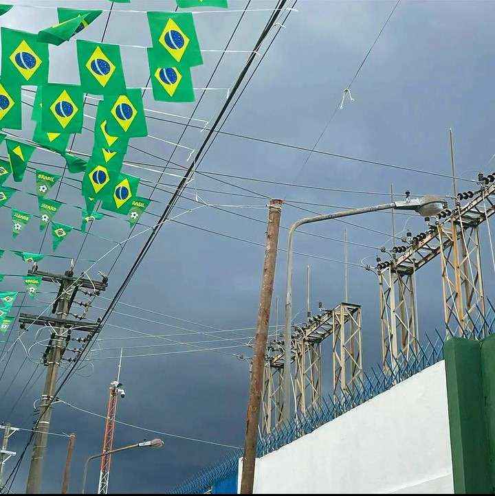Bandeirinhas ficam: Cemig e moradores chegam a um acordo sobre decoração - (Foto: Reprodução/Instagram/bairrocaicarabh