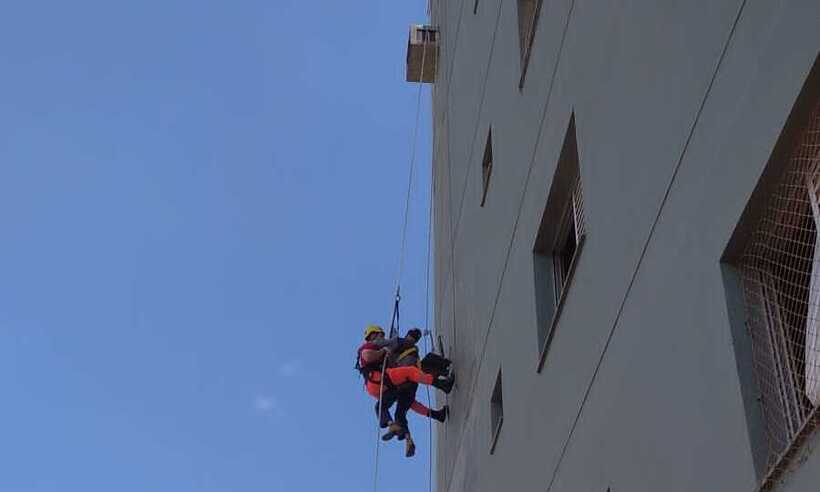 Bombeiros resgatam homem que ficou preso ao pintar fachada de prédio - CBMMG / Divulgação