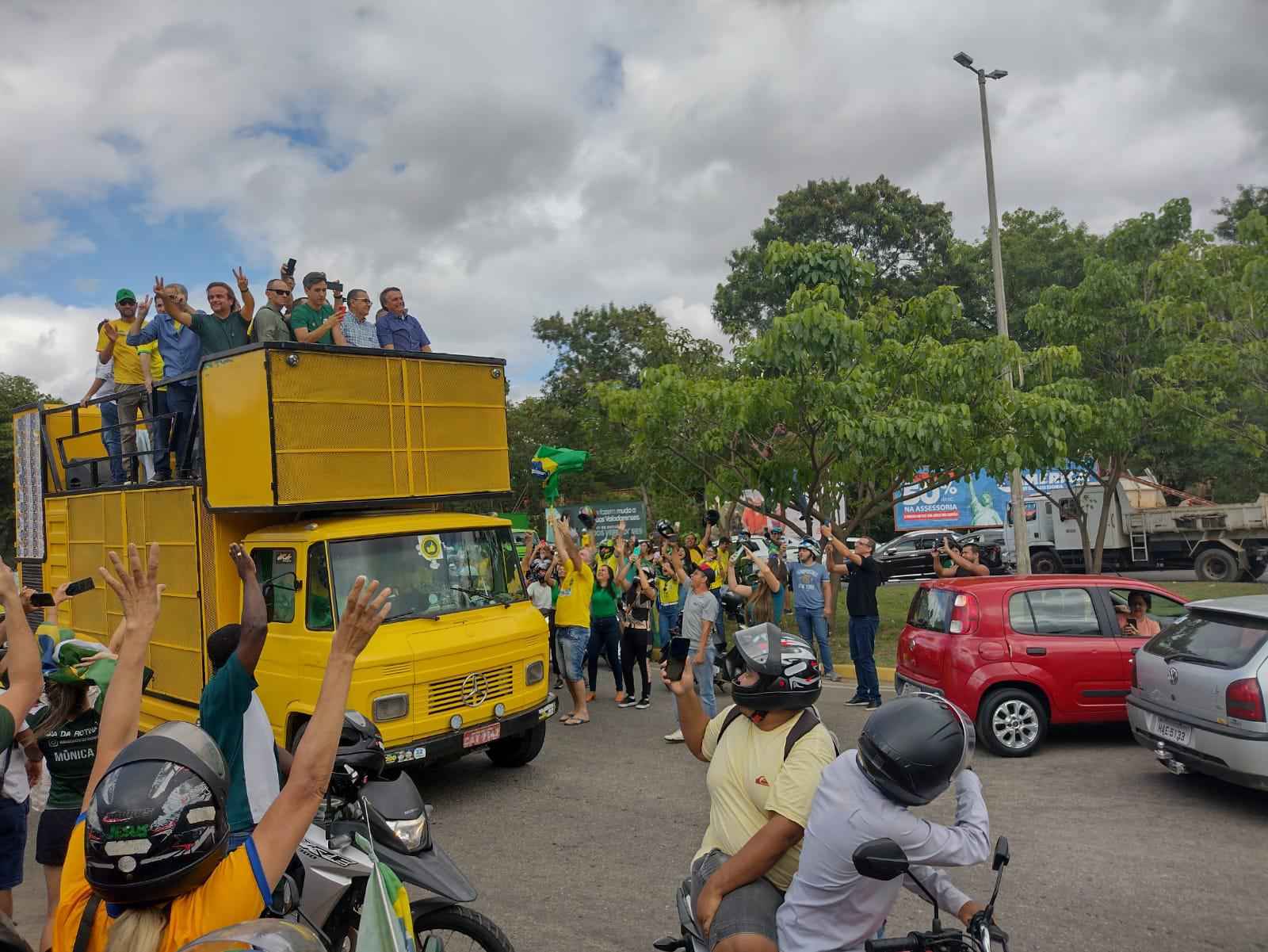 Bolsonaro está em Governador Valadares e participa de carreata com pastores - Tim Filho