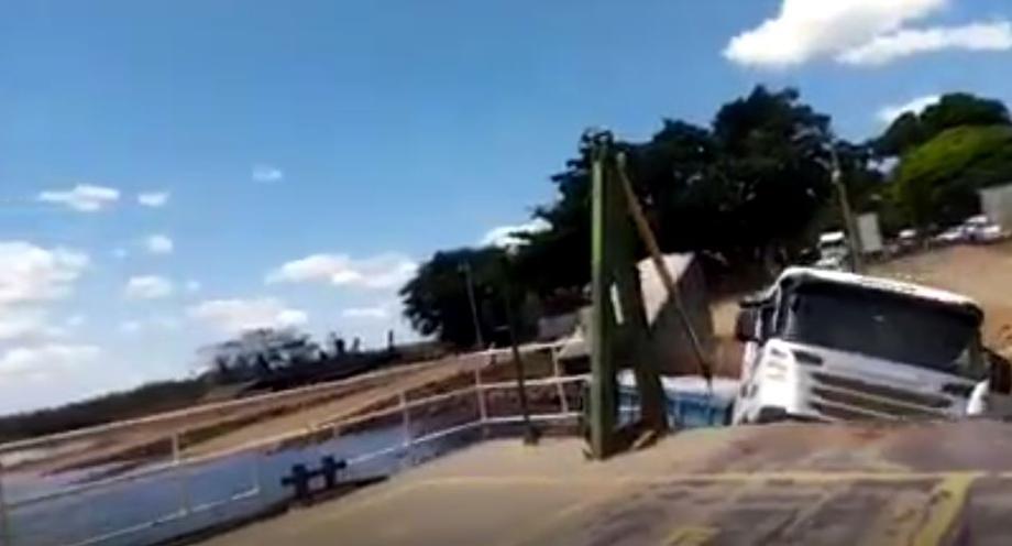 Vídeo: carreta cai no Rio Grande enquanto é levada por balsa - Redes Sociais/Reprodução
