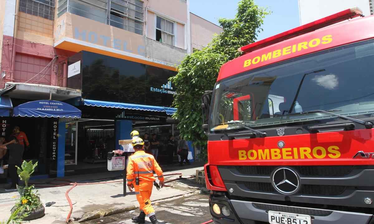Táxi pega fogo na Avenida Antônio Carlos, em BH - Jair Amaral/EM D.A Press