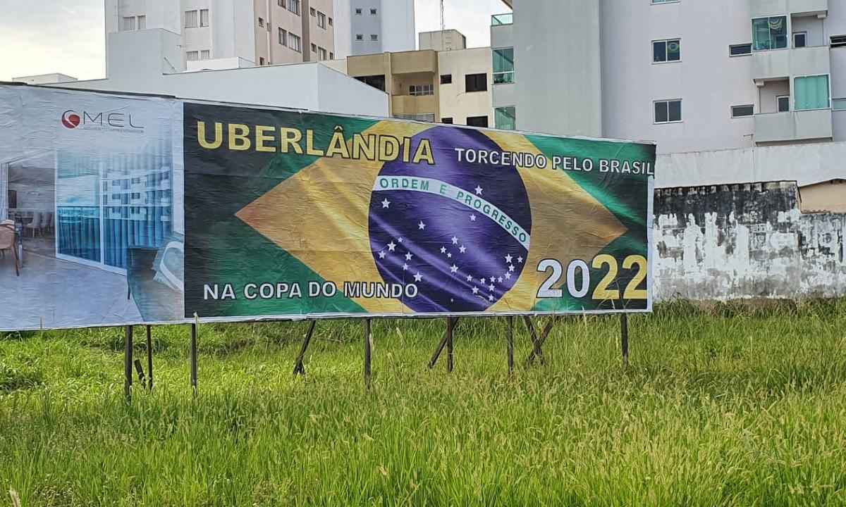 Justiça manda retirar outdoors pró-Bolsonaro disfarçados de torcida da Copa - Vinícius Lemos