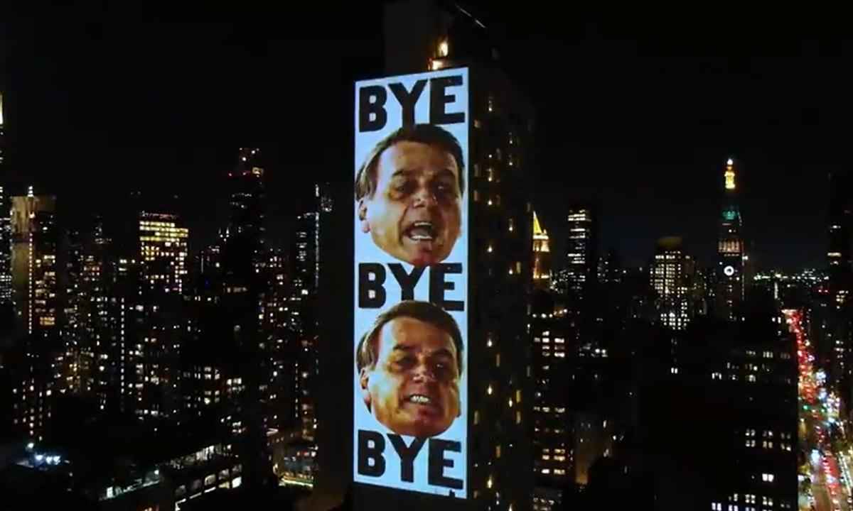 Painel em um prédio em Nova York anuncia fim do governo Bolsonaro - Reprodução/Twitter @Tom Phillips
