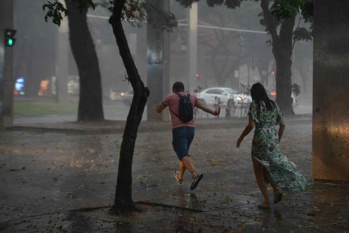 Defesa Civil emite alerta de chuvas e rajadas de vento em Belo Horizonte - Tulio Santos/EM/D.A Press