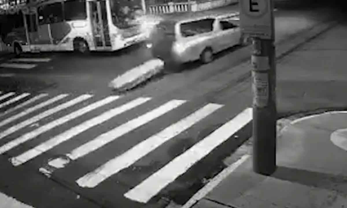 Vídeo: caixão com corpo dentro cai no meio da rua em Ribeirão Preto - Reprodução