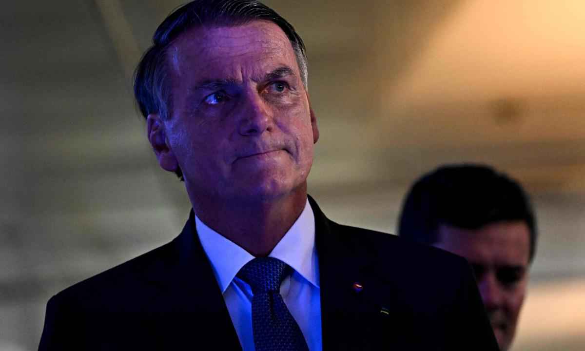 Fora do orçamento, Bolsonaro promete salário mínimo de R$ 1.400 - Mauro Pimentel/AFP