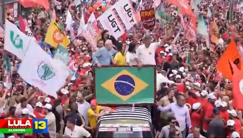 Ao lado de Mujica e Haddad, Lula participa de 'carnaval' na Paulista - TV/REPRODUÇÃO