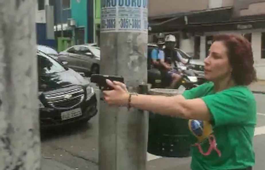 Vídeo: Carla Zambelli saca arma e aponta na direção de homem em bar de SP - Redes Sociais/Reprodução