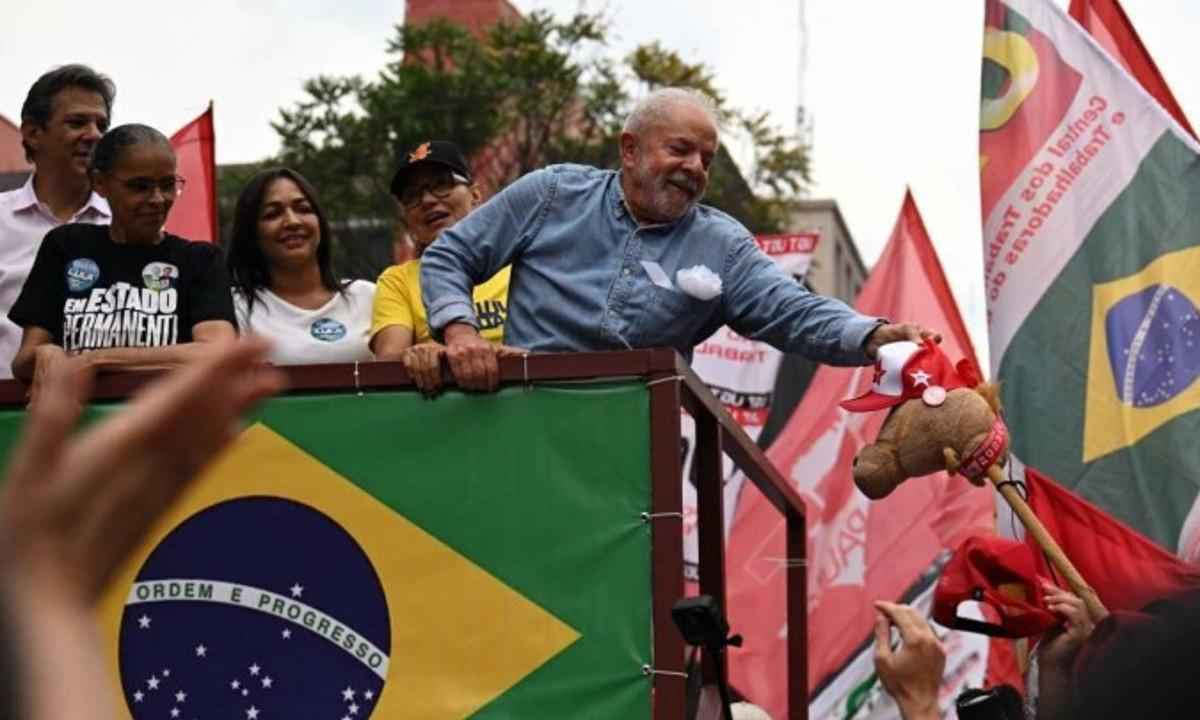 Lula chega ao dia da eleição como favorito mas com margem apertada - AFP