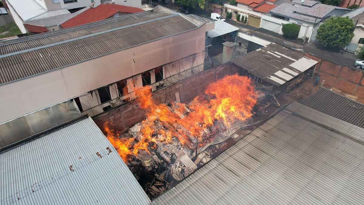 Bombeiros combatem incêndio em madeireira em Uberlândia; veja vídeo - CBMMG