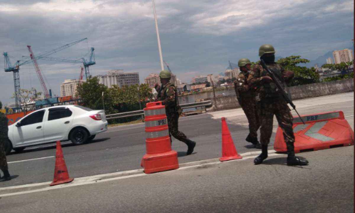 PRF e Exército fazem blitz na ponte Rio-Niterói em dia de votação - Reprodução/Redes Sociais