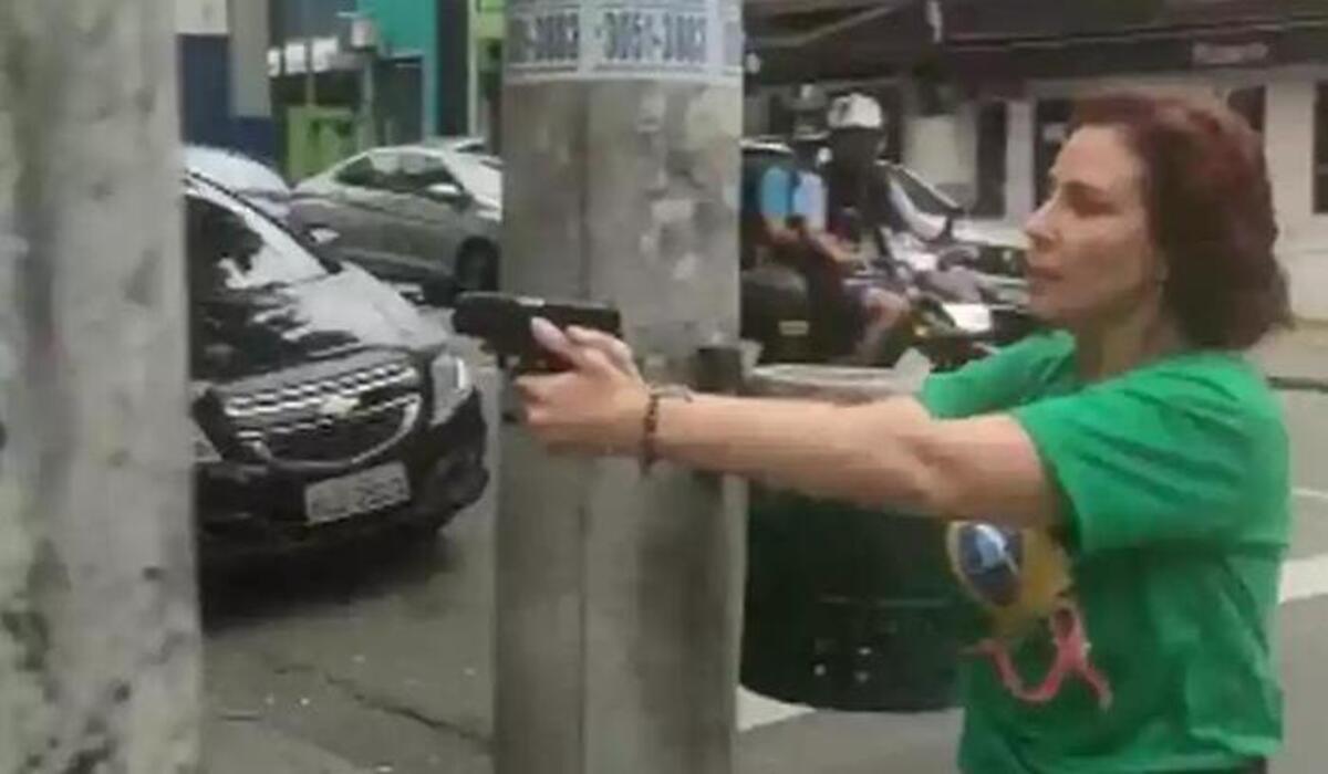 Carla Zambelli votou em São Paulo vestindo colete a prova de balas - Redes sociais/Reprodução