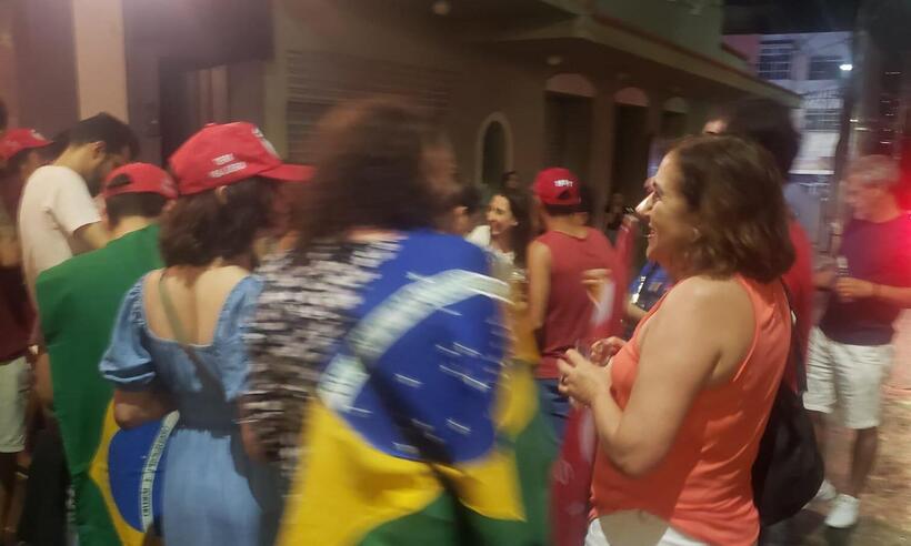 Em BH, apoiadores de Lula acompanham apuração no Santa Tereza - Márcia Maria da Cruz/EM/DA Press