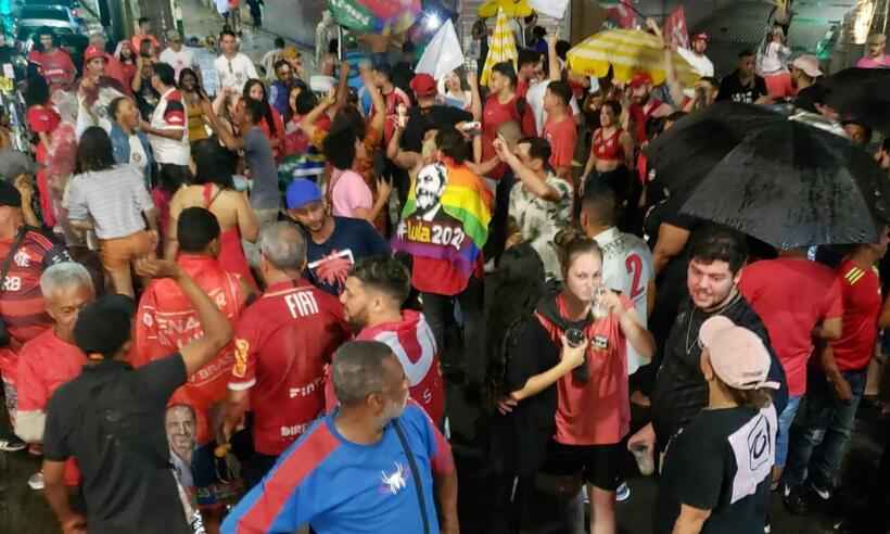 Vídeo: Apoiadores de Lula comemoram vitória na Praça Sete - Márcia Maria Cruz/EM/DA.Press