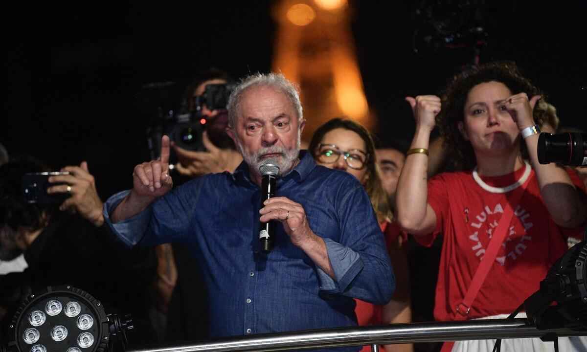 Lula dá abraço em Dilma e diz que vitória 'marca a volta da liberdade' - CARL DE SOUZA / AFP