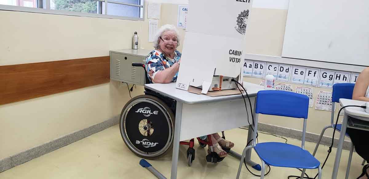 Dona Dóris, de 96 anos, que foi votar e outras personagens da eleição - Arquivo pessoal