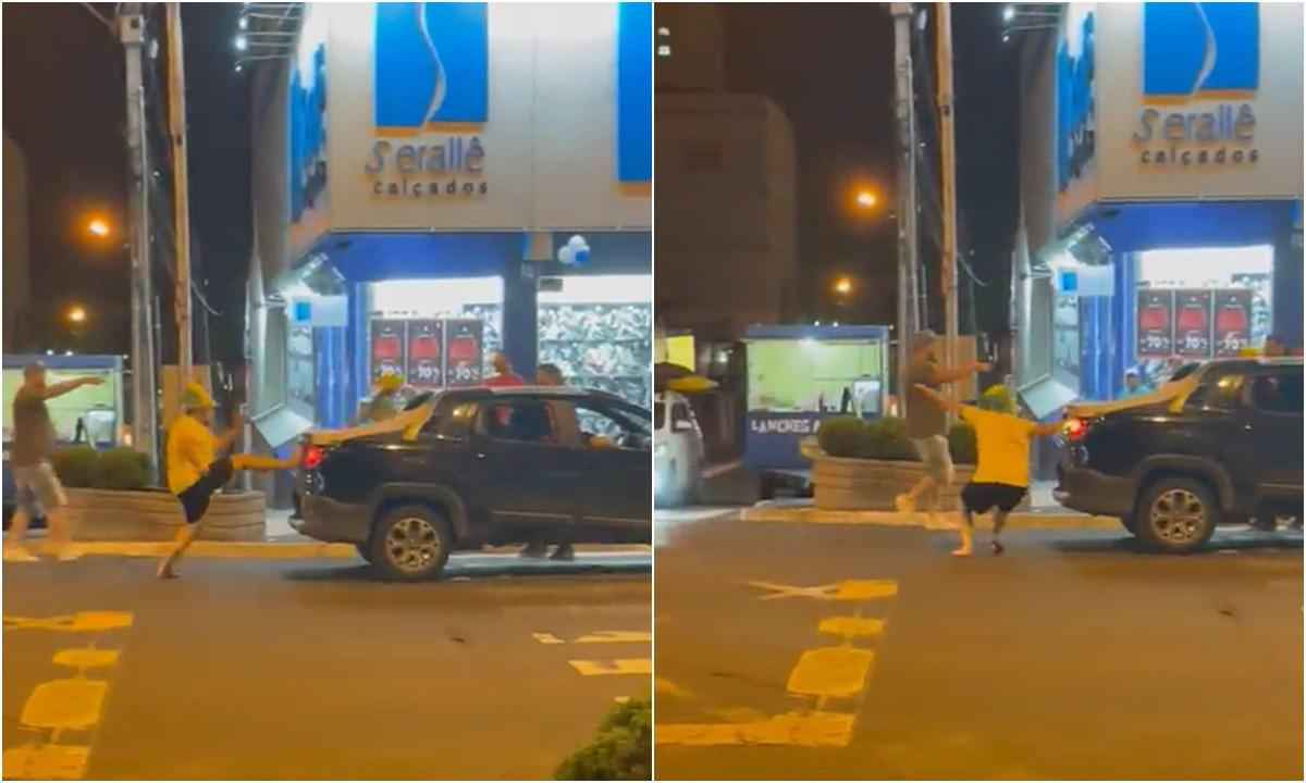 Veja vídeo: Bolsonarista chuta carro de petista e sai mancando - Redes Sociais/Reprodução